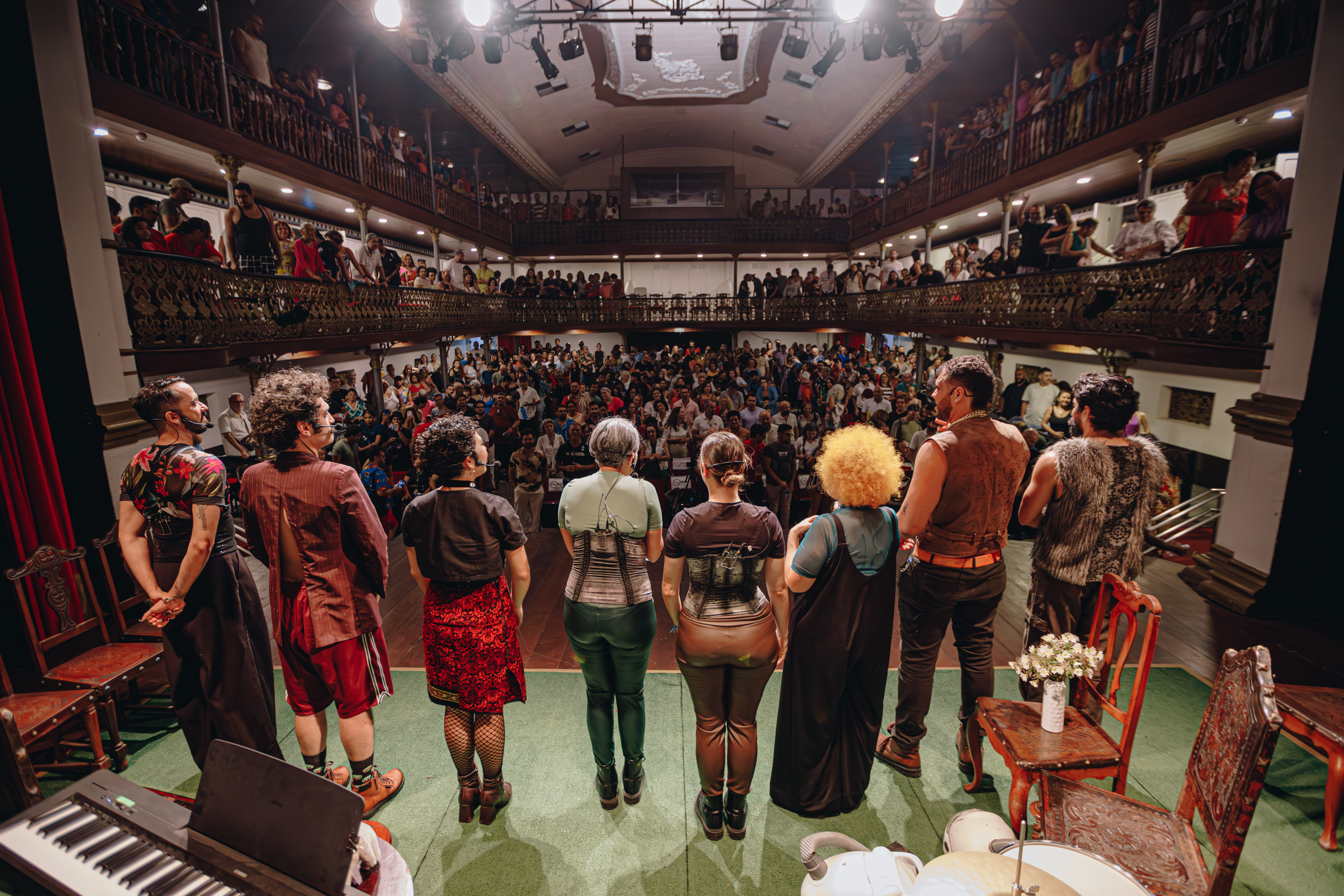 Atores de frente a platéria no teatro Alberto Maranhão